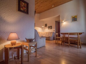 TV - Spacious 2-Room Apartment for 4, West Balcony, Ski-In/Ski-Out, Near Shops & Lifts (Valmorel)