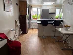 Réfrigérateur, micro-ondes, four, plaque de cuisson