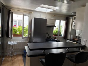 Réfrigérateur, micro-ondes, four, plaque de cuisson