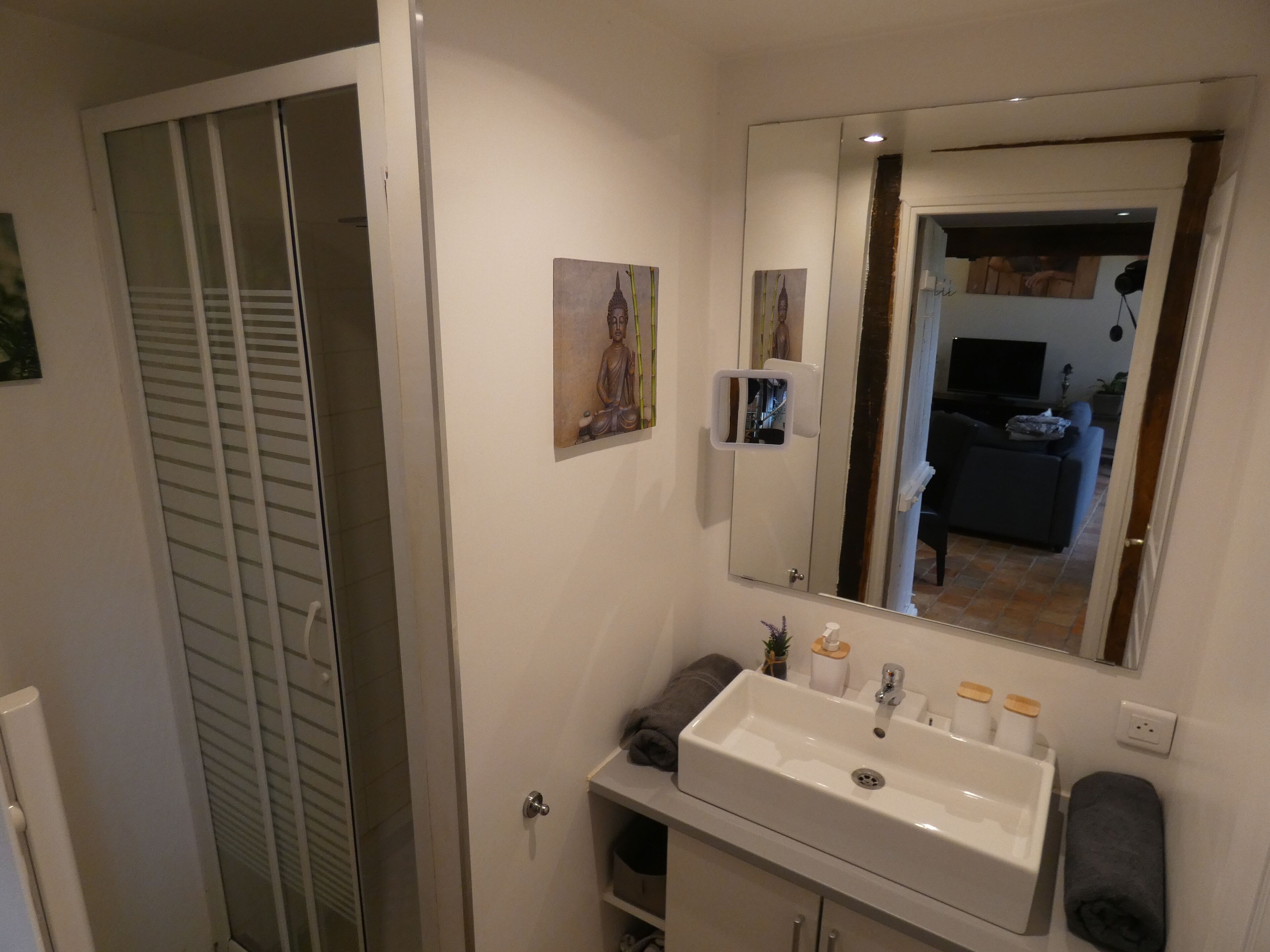 Een douche, een haardroger, handdoeken, zeep