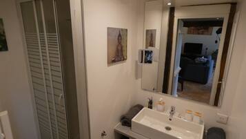 Douche, sĂšche-cheveux, serviettes fournies, savon