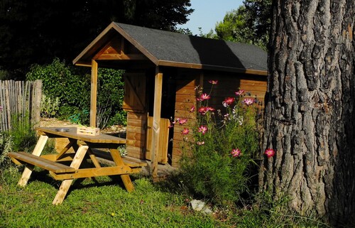 Bas de villa indépendant 60m2, 2 chambres, grande terrasse et terrain de boule