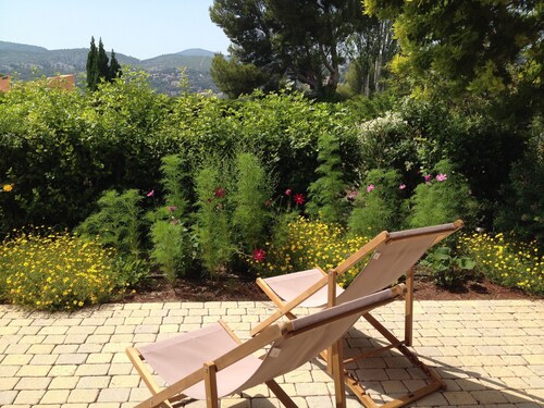 Bas de villa indépendant 60m2, 2 chambres, grande terrasse et terrain de boule