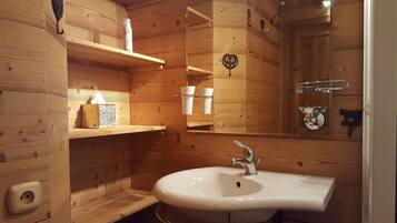 Secador de pelo, toallas, jabón y champú