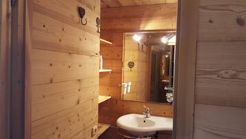 Sèche-cheveux, serviettes fournies, savon, shampoing