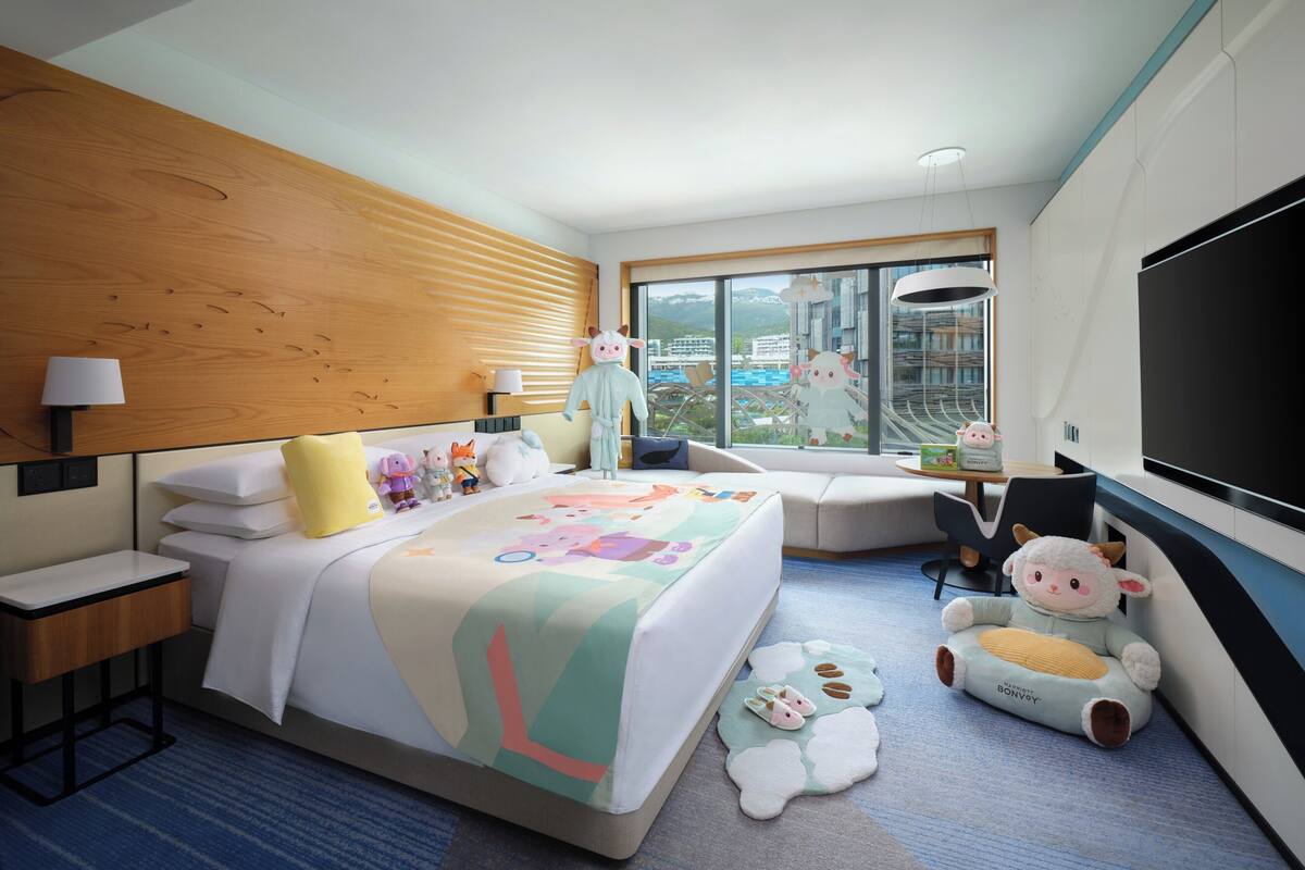 Room, 1 King Bed with Sofa bed, Pool View | Minibar, in-room safe, desk, blackout drapes