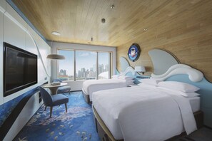 Minibar, in-room safe, desk, blackout curtains - Hong Kong Ocean Park Marriott Hotel (Hong Kong)