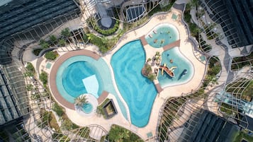 Una piscina al aire libre de temporada, guardavidas en la propiedad