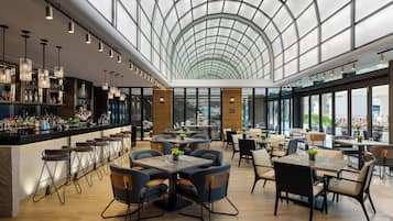 Serviert Mittagessen und Abendessen