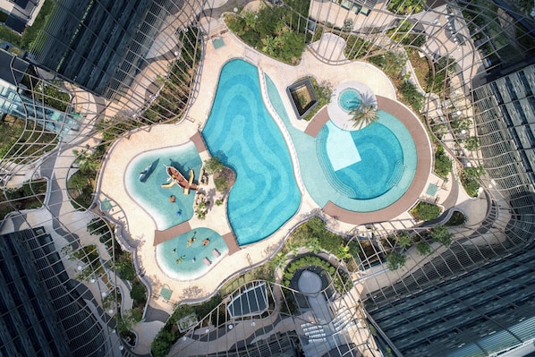 Piscine extérieure (ouverte en saison), maîtres-nageurs sur place