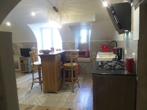 Kjøleskap, mikrobølgeovn, ovn og kokeplater