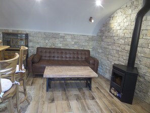 Télévision, lecteur de DVD, livres, médiathèque