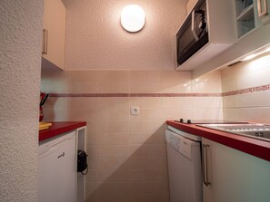 Kylskåp, mikrovågsugn, ugn och spishäll