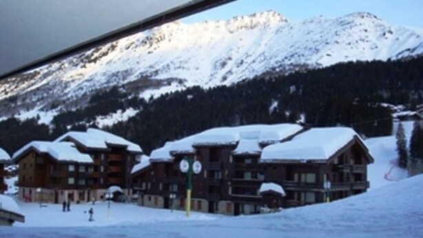 A snow-covered mountain with a ski resort in the foreground. - Valmorel - Cozy apartment for 4, direct access to slopes (Valmorel)