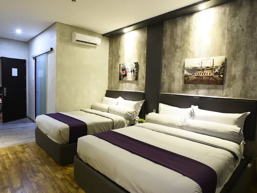 Quarto casal ou duplo premium, 2 camas de casal | Cofres nos quartos, escrivaninha, cortinas blackout