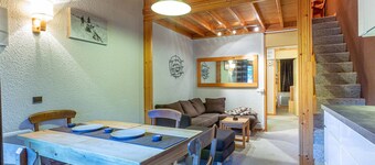 Family Apartment with Balcony, Ski Access, Upgraded Kitchen & Washer