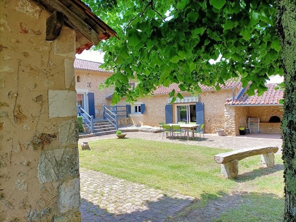 Outdoor dining - STONE FARMHOUSE - STYLE COTTAGE WITH SWIMMING POOL IN PERIGORD WHITE - (Église-Neuve-de-Vergt)