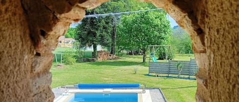 Een buitenzwembad, een verwarmd zwembad