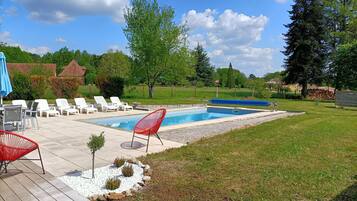 Een buitenzwembad en een verwarmd zwembad