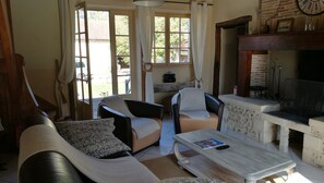 Smart TV, fireplace, DVD player, ping pong - STONE FARMHOUSE - STYLE COTTAGE WITH SWIMMING POOL IN PERIGORD WHITE - (Église-Neuve-de-Vergt)