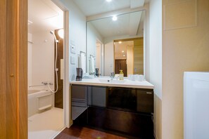 2 Queen and chair bed - Modern Apartment(Please see all information about our room before you book)  | Bathroom | Separate tub and shower, free toiletries, hair dryer, slippers - RESI STAY Gojozaka (Kyoto)