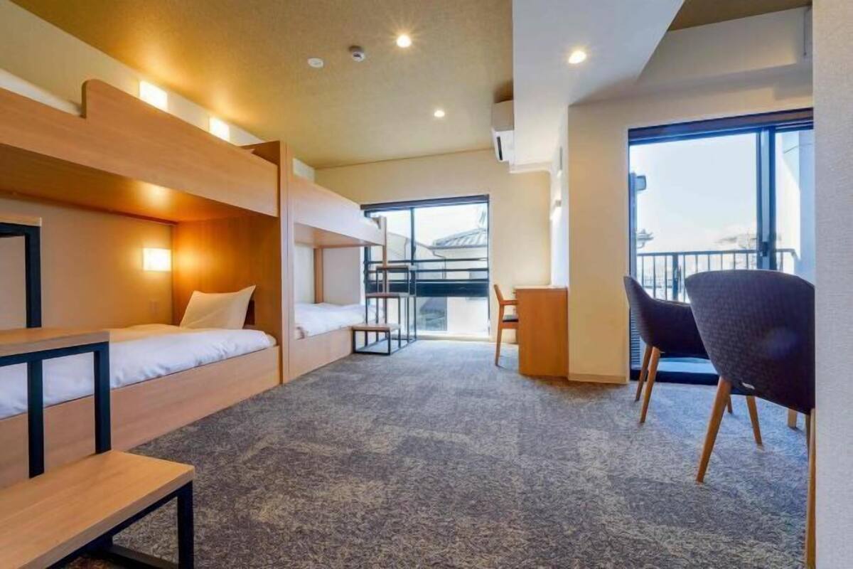 客房內保險箱、書桌、熨斗/熨衣板、搖籃/嬰兒床