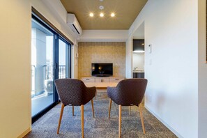 Habitación cuádruple (City Apartment(See all information)) | Área de sala de estar | Televisión de pantalla plana, Netflix y servicios de streaming 