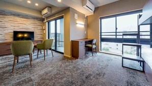 Phòng 4 (City Apartment(See all information)) | Két bảo mật tại phòng, bàn, bàn ủi/dụng cụ ủi quần áo 
