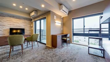 Værelse til 4 personer (City Apartment(See all information)) | Pengeskab på værelset, individuelt design, skrivebord