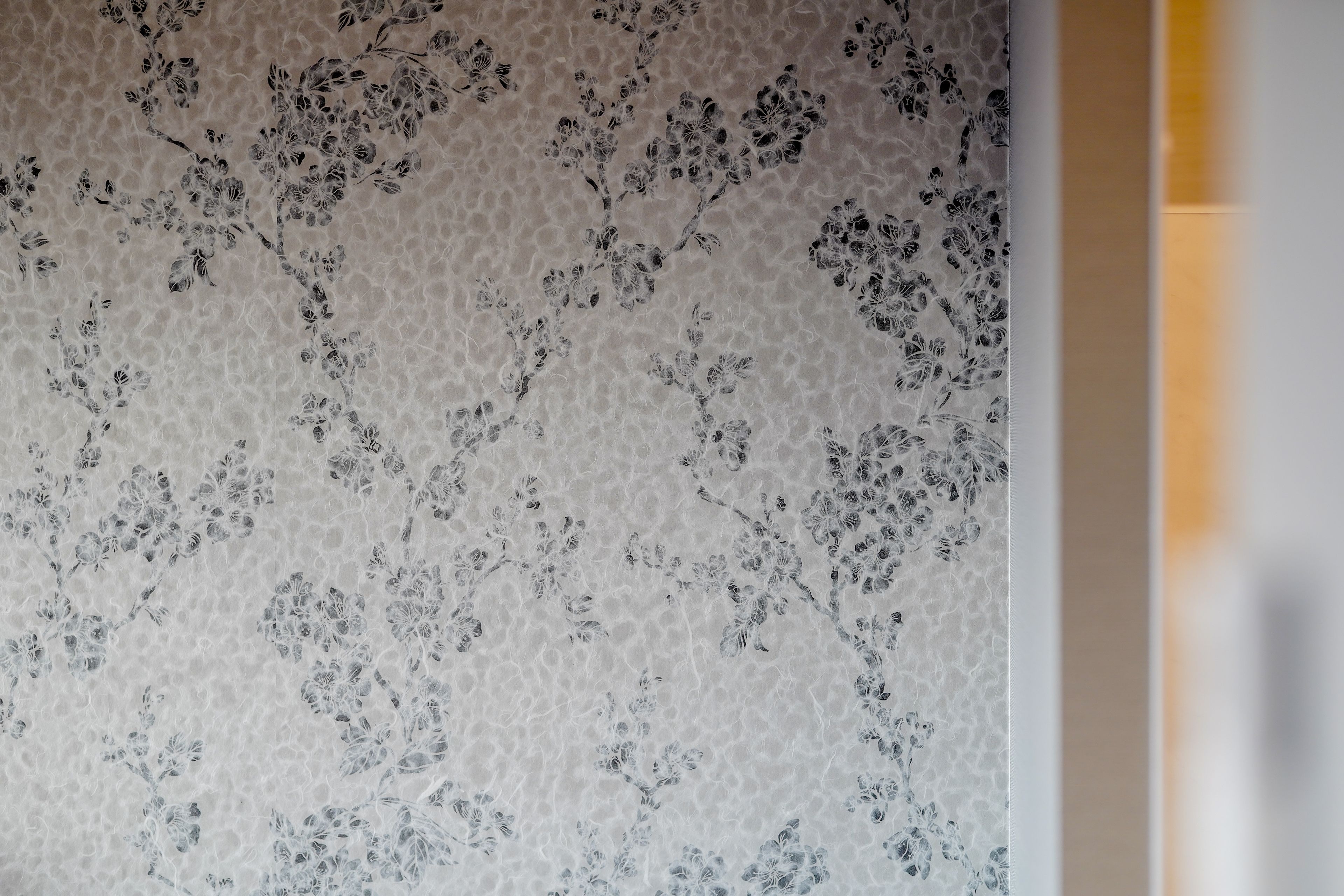 Un mur à texture orné d’un motif floral.
