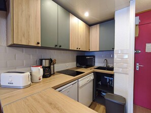 冷蔵庫、オーブン、コンロ、食器洗い機