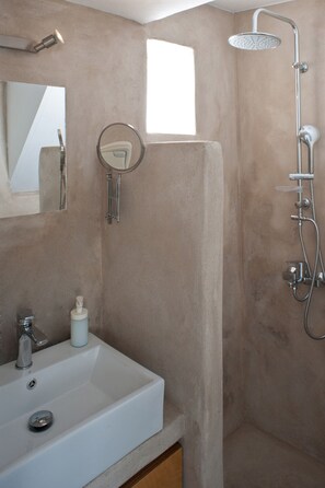 Douche, séchoir à cheveux, serviettes fournies, savon