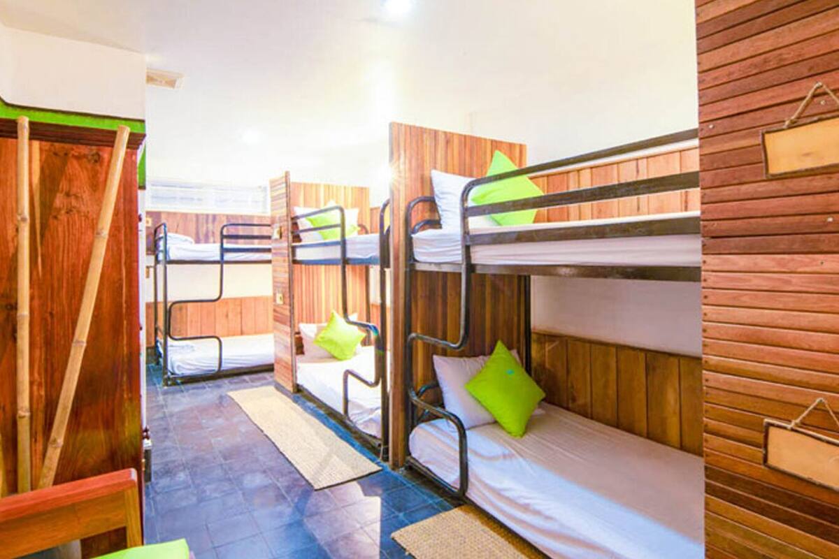 Desk, soundproofing, free WiFi