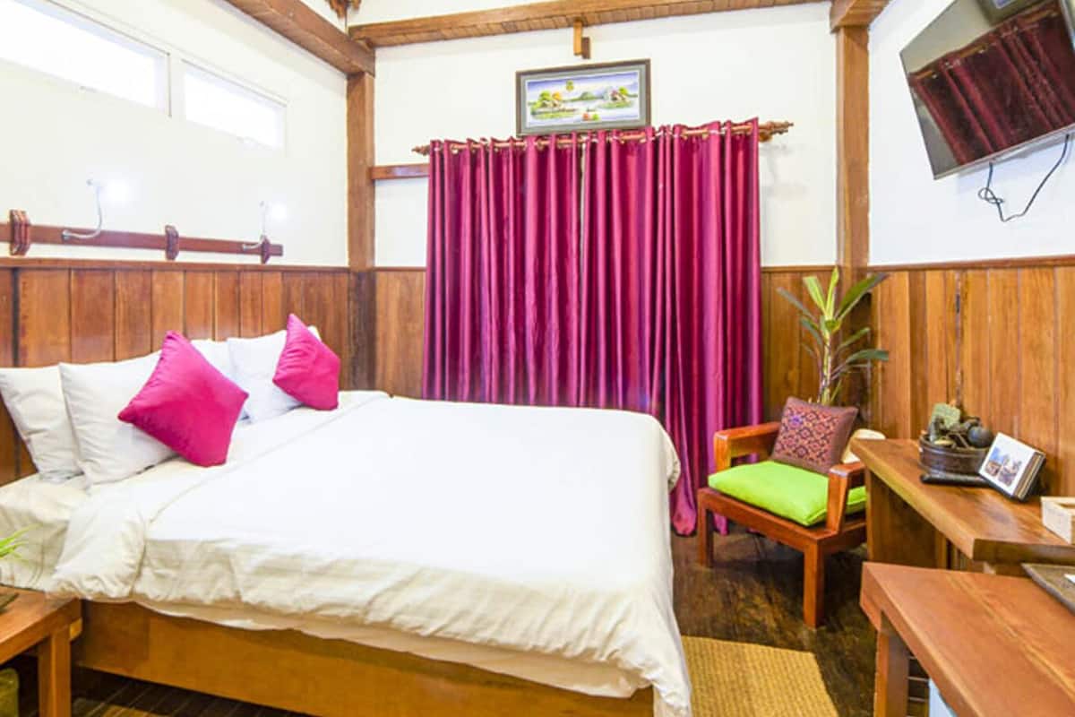 Deluxe King Room (Free Pick Up)