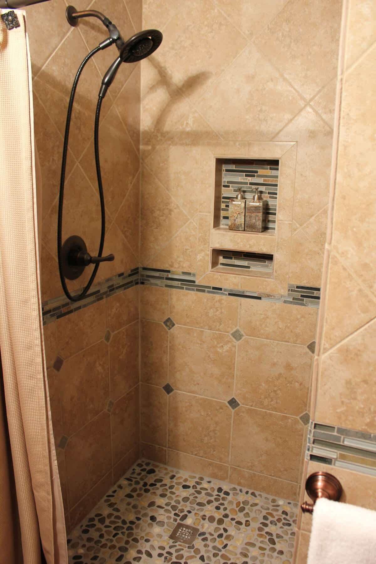 Dusche, Haartrockner, Handtücher, Shampoo