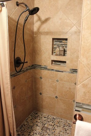 Een douche, een haardroger, handdoeken, shampoo