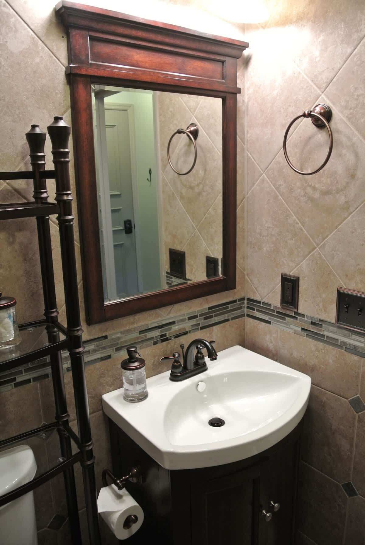 Chuveiro, secador de cabelo, toalhas de banho, shampoo