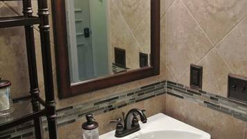 Chuveiro, secador de cabelo, toalhas de banho, shampoo