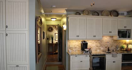 ON MARKET STREET - EXCEPTIONAL LOCATION IN THE HEART OF HISTORIC DOWNTOWN!