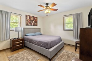 3 bedrooms, desk, iron/ironing board, travel crib - Modern, Spacious Home near Cedarburg - Perfect for Families and Girls' Getaways! (Grafton)