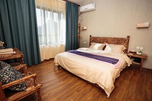 Deluxe Double Room | Individually decorated, individually furnished, desk, blackout drapes - Guilin Lotus Hotel (Guilin)