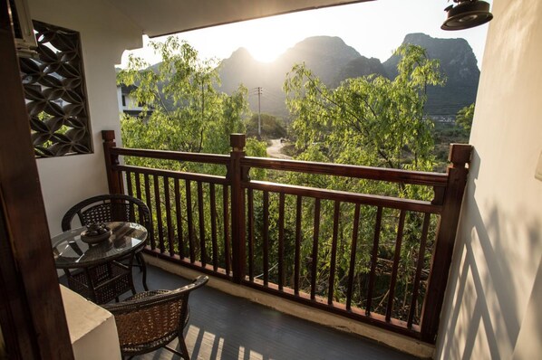 Individually decorated, individually furnished, desk, blackout drapes - Guilin Lotus Hotel (Guilin)