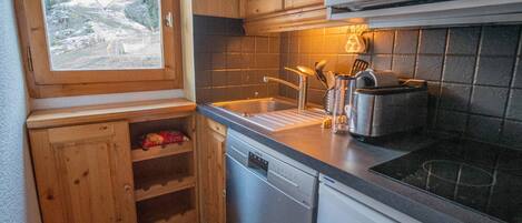 冷蔵庫、電子レンジ、オーブン、コンロ