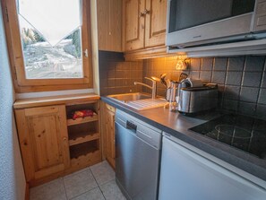Fridge, microwave, oven, stovetop - 2-room in Valmorel, close to slopes & ESF, balcony (Unknown)