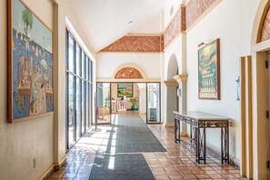 المنشأة من الداخل