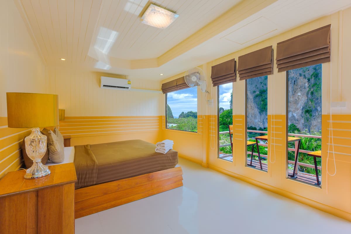 Standard Double Room with Mountain View | Interior