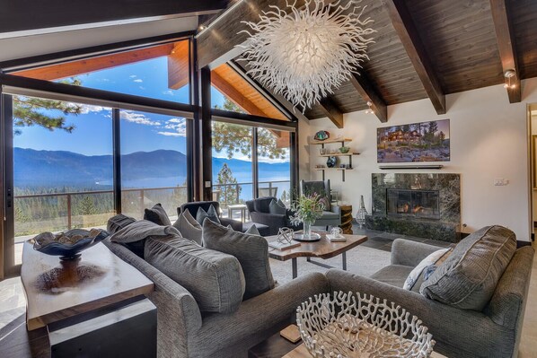 Televisión, chimenea, estéreo y oficina 