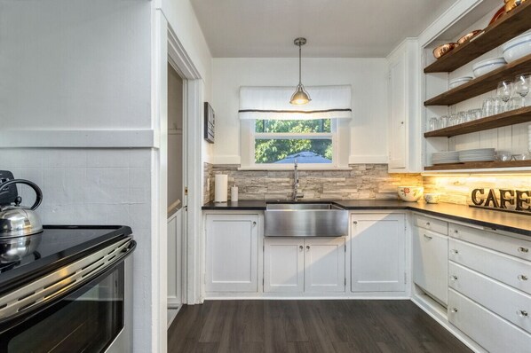 冷蔵庫、電子レンジ、オーブン、コンロ