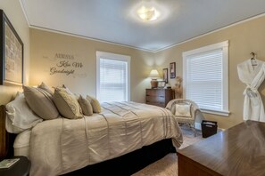 2 bedrooms, desk, iron/ironing board, WiFi