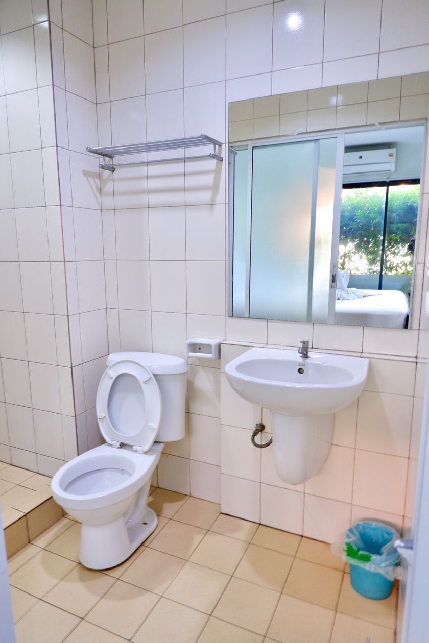 Ein Badezimmer mit Toilette, Waschbecken und Spiegel.